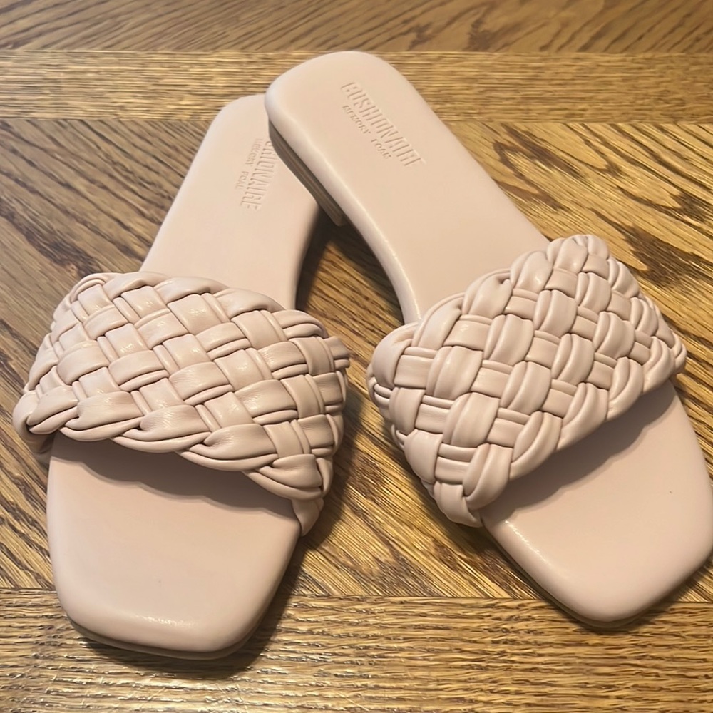CUSHIONAIRE
New Weave blush pink flat Slide Sandals size 7 1/2